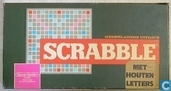 Scrabble met houten letters