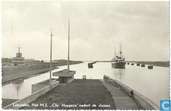 het m.s. ´Christiaan Huygens´ nadert de sluizen