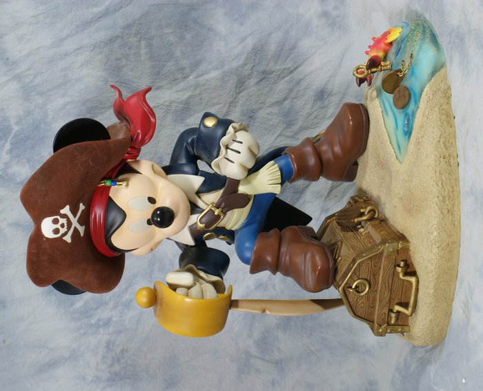 figurine mickey pirate