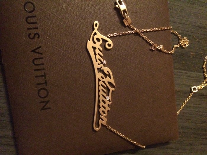 Louis Vuitton golden logo necklace set with diamonds - Catawiki