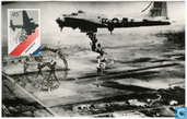 Boeing B-17 "bombardeert" vliegveld Valkenburg met voedselpakketten