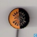 Speldje / pin - Steekspelden - Zeven gebonden pijlen op oranje-zwart fond