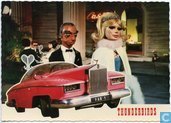 Lady Penelope en haar butler Parker met de Rolls Royce