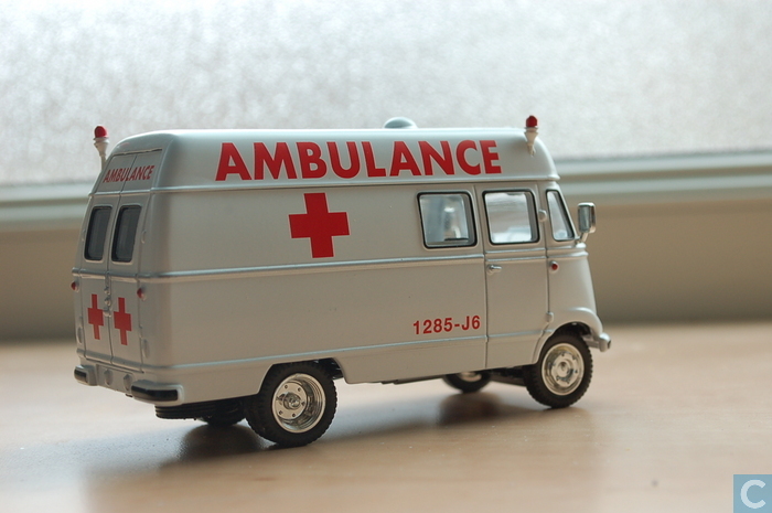 Matchbox car mercedes ambulance #4
