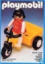 meisje op driewieler