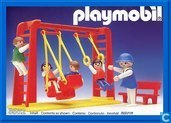 kinderen op schommels