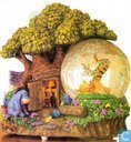 Winnie the pooh snowglobe