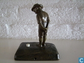 Beeldje / Figure - Beeldjes - bronzen jongetje met hoedje en op blote voetjes