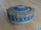 Wedgwood Cane Ware suikerpot (1864) met blauwe jasper ornamenten