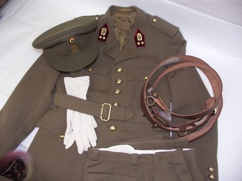 Militaria; Uniform en toebehoren van het Belgisch leger - 1973