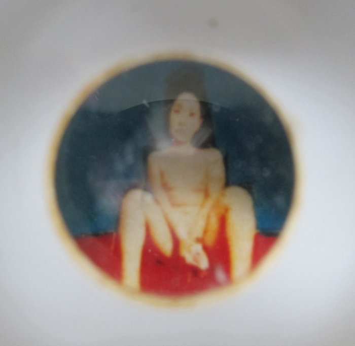 Erotica; set of 3 Sake-cups with naughty hidden imagesques' en porcelaine