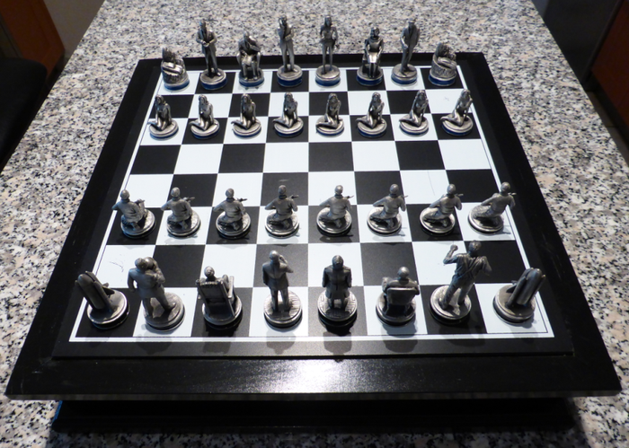 James Bond; Mayfair edition - 007 chess set with pewter pieces - 1997