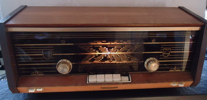 Twee oude Philips radio's, ca. 1964