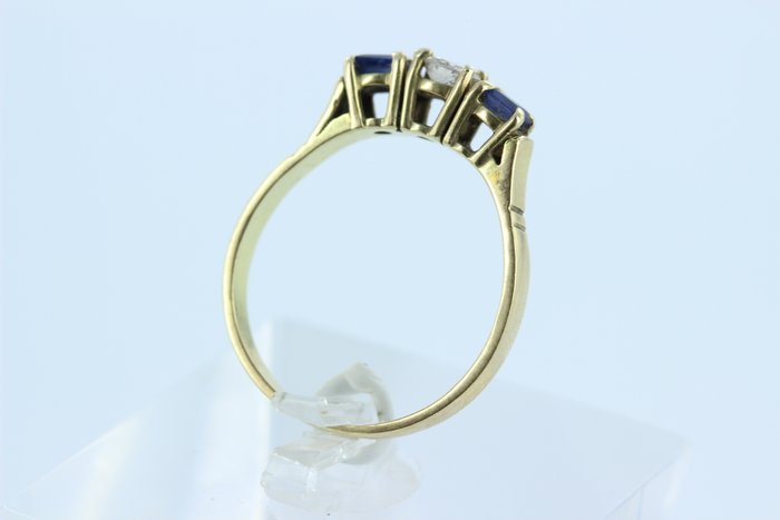 14 kt. yellow gold ring, set with 1 brilliant and 2sapphires - Catawiki
