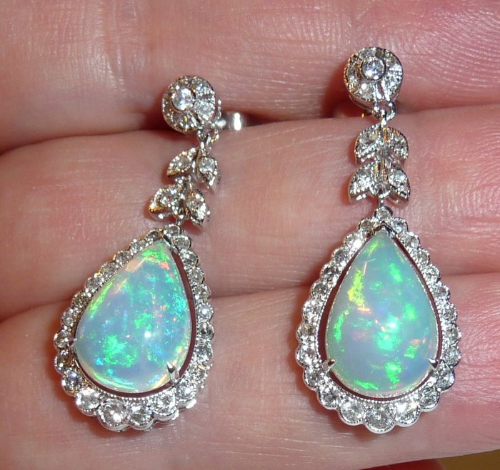 White gold earrings with opal and brilliant cut diamonds, 8.8 ct in ...