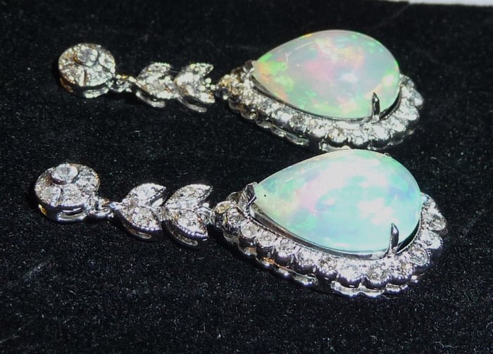 White gold earrings with opal and brilliant cut diamonds, 8.8 ct in ...