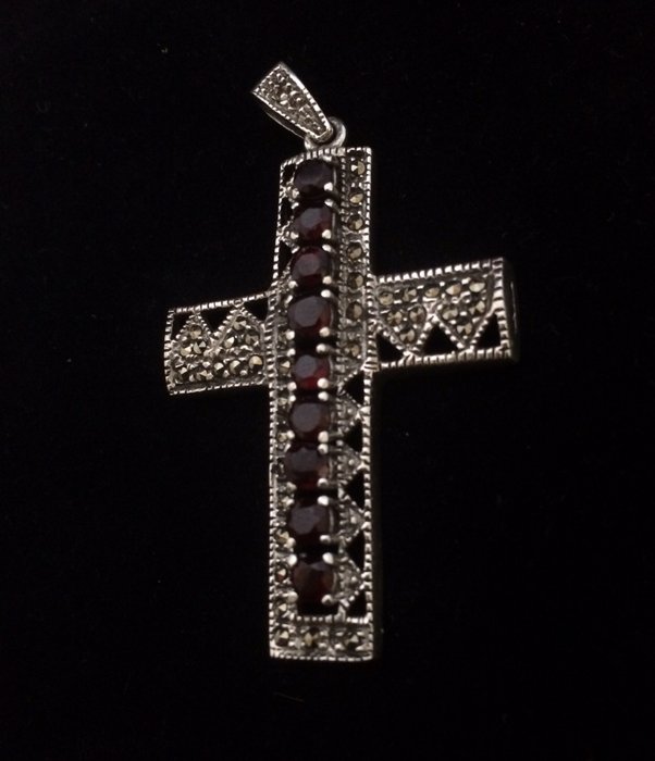 Pendant Silver crucifix, set with marcasite and 9 garnets - Catawiki