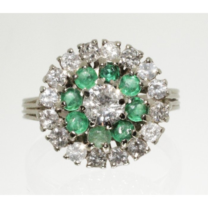 White gold entourage ring with natural emerald and diamond - Catawiki