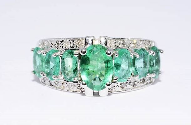 White gold cocktail ring set with emerald and diamond - 2.13 ct in ...