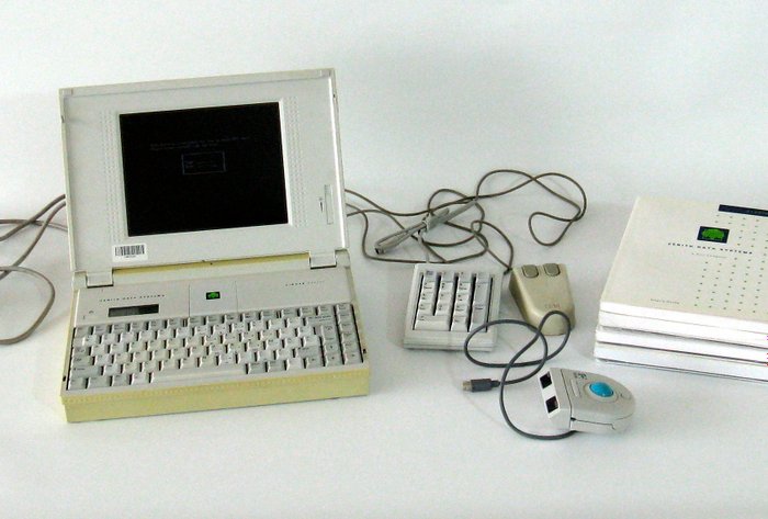 Zenith Data System vintage laptop Z NOTE 425 Lnc Model IWL-4251-20-Y