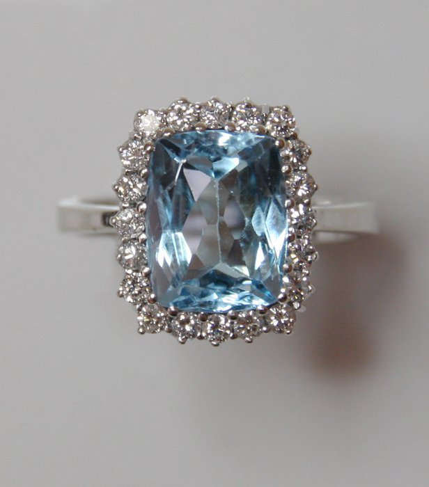 White gold ring with big aquamarine and 0.60 ct in diamond - Catawiki