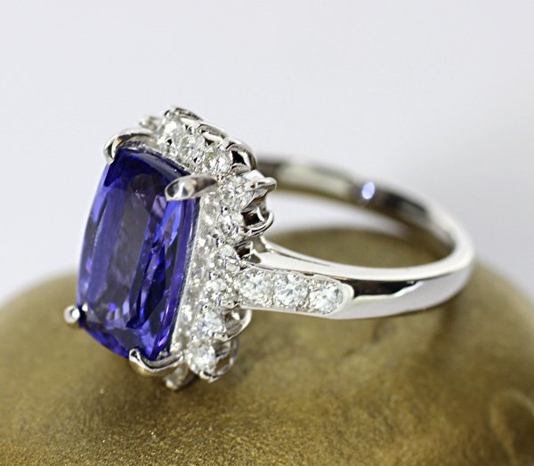 Platinum ring set with tanzanite and a brilliant cut diamond - total 4. ...