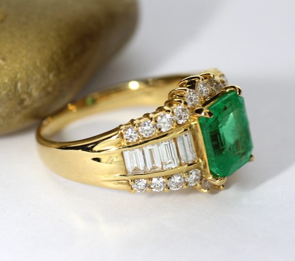 Yellow gold ring set with Colombian emerald of 2.31 ct and 1.38 ct ...