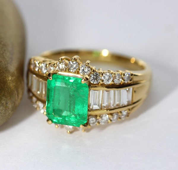 Yellow gold ring set with Colombian emerald of 2.31 ct and 1.38 ct ...