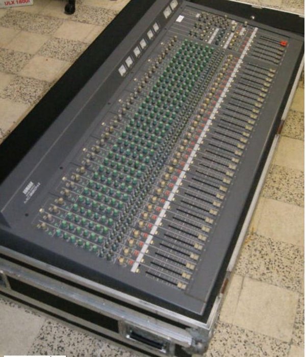 Yamaha MC3204 II live mixer