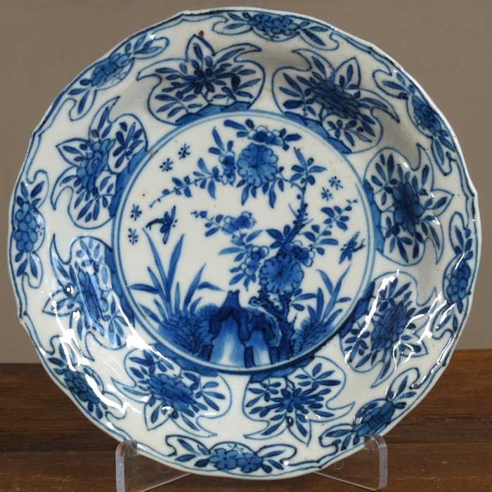 Dish decorated with blossom garden en dragon fly - China - 1662-1722 (Kangxi period) 
