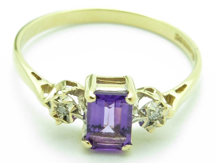 Yellow gold ring set with diamonds and amethyst. 0.57 ct in total