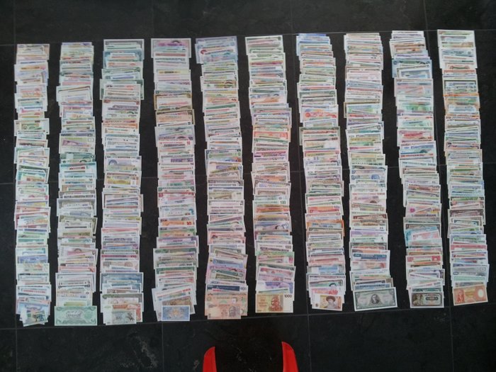 World - circa 1000 verschillende bankbiljetten - various dates