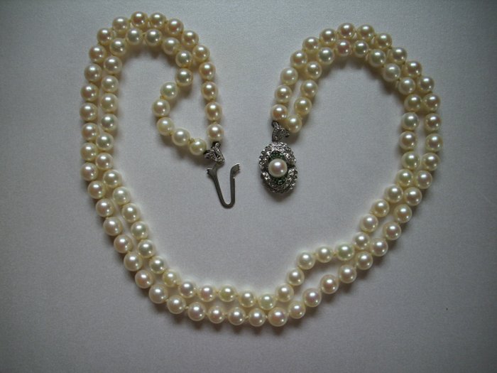 Collar de perlas de Akoya en dos hileras con cierre de oro blanco con esmeraldas