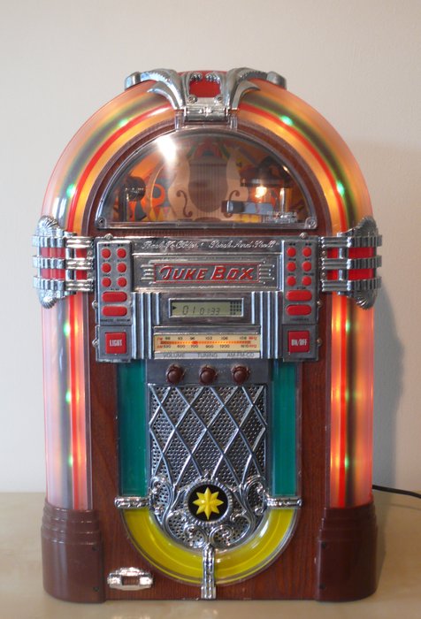 Radio / CD player , shaped like 1950's jukebox