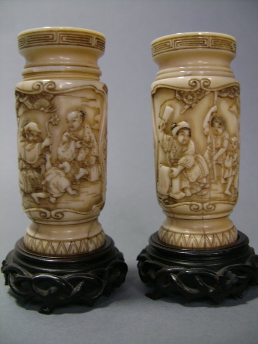 A pair of ivory vases - Japan - 19th century