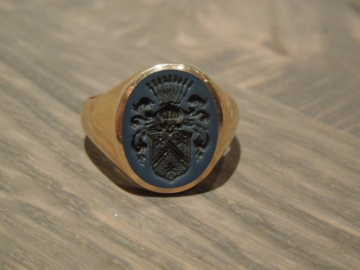 Gold men’s ring / crest ring with a blue layered stone