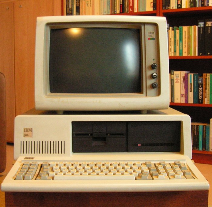 IBM Personal Computer XT met beeldscherm (kleur) en toetsenbord uit 1980.