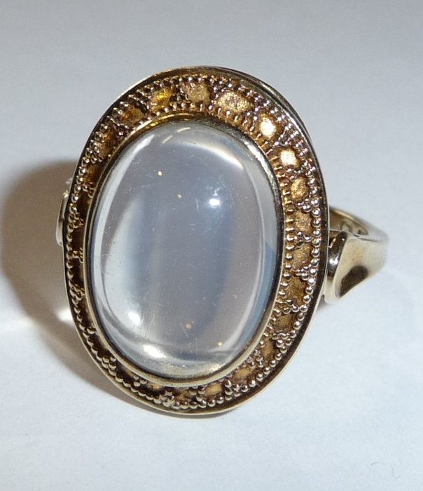 Ring in 333 / 8 K gold with granulations, set with an oval moonstone ...