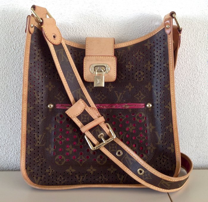 Louis Vuitton - Monogrammed perforated Musette - Fuchsia - Shoulder bag - Catawiki