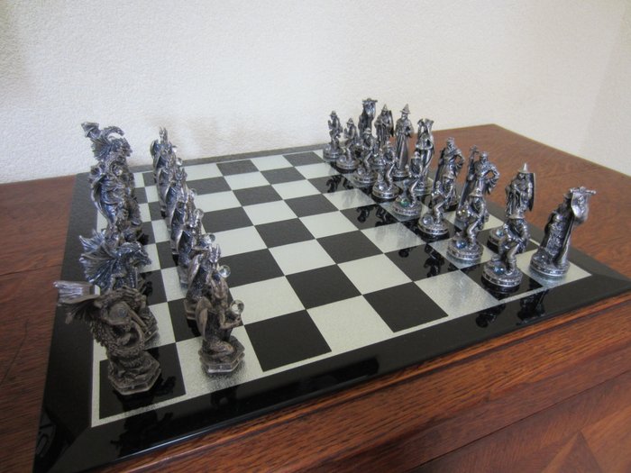Dragons versus Wizards chess set  - "Tudor Mint / Lecturama" - 2002