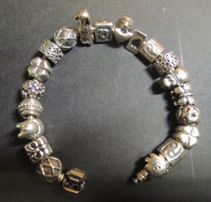 Full Pandora charm bracelet with 20 charms - Catawiki