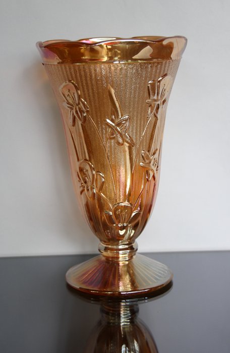Jeannette Glass Company - Carnival glas vaas model 'Iris & Herringbone'