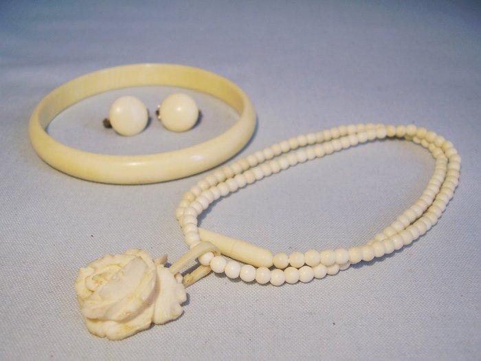Antique 5 piece set of ivory jewellery from around 1930

