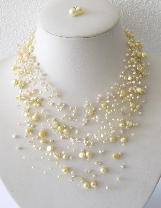 Collier fantaisie de perles véritables jaunes