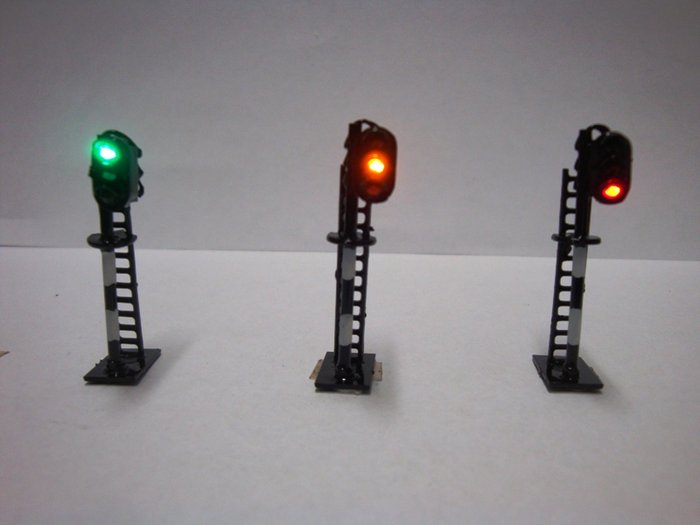 Seinen N - Illuminazione di modellini di treni (10) - Segnali luminosi verde/giallo/rosso per il posizionamento a sinistra della pista - NS