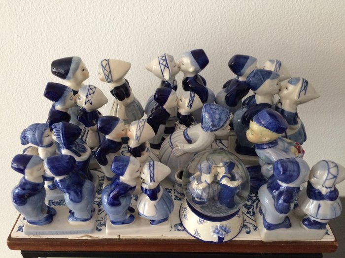 Lot beeldjes - Delft Blauw - 12 x kussend boertje en boerinnetje en 1 x kussend boertje en boertje- aardewerk