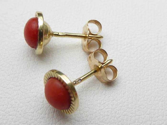 Boucles d'oreilles en or avec perles de corail rouge