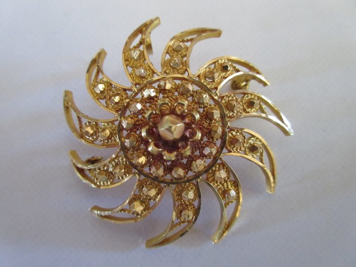 Gold brooch "Sun of Asmara"
