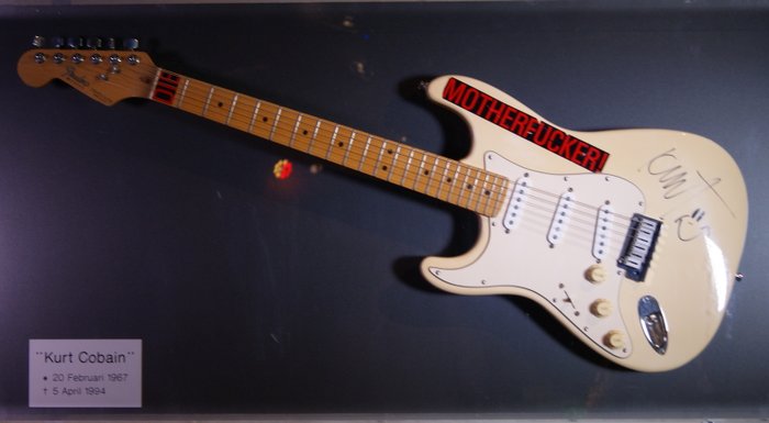 Kurt Cobain - Guitare Fender Stratocaster pour gauchers - Signée par Kurt Cobain - Dimensions: 55,7x120,7cm