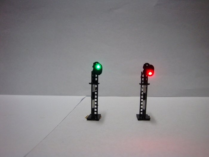 Seinen N - Modelltog belysning (10) - Grønt/rødt lys signaliserer for plassering til venstre for sporet - NS